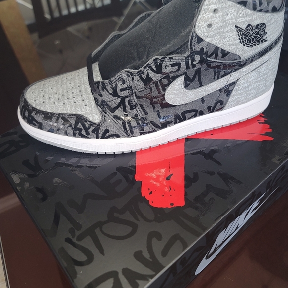 Jordan's OG 1's black, grey, white and red. Size 10 men - Picture 3 of 4